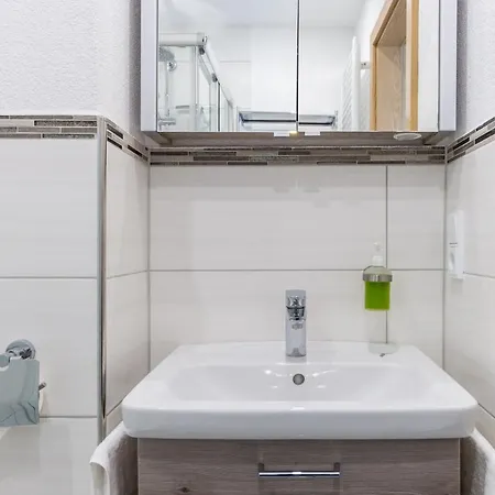 Eastside Mit 3 Zimmern Fur Bis Zu 5 Personen Mit Balkon Apartament Friedrichshafen